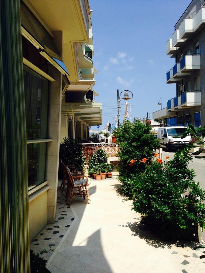 Hotel Lazzarini Bellaria-Igea Marina Exterior foto